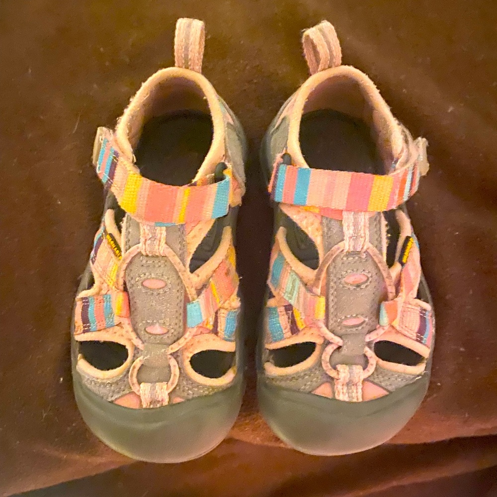 KEEN Girl Venice H2 Sandal
Lilac/Raya (pink multicolored) Size 8 GUC